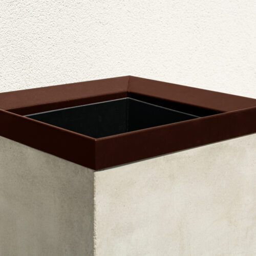 Buiten afvalbak model Casla 8 De gegalvaniseerde metalen onderdelen worden standaard afgewerkt met een poedercoating in diverse RAL-kleuren, waaronder antracietgrijs, zwart, wit, aluminium en corten-look.